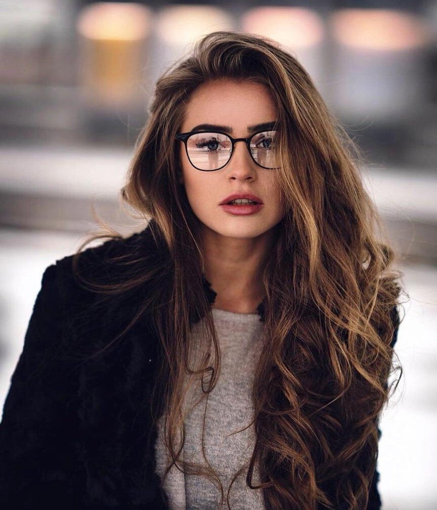 Sexy Mädchen mit Brille
 #92596646
