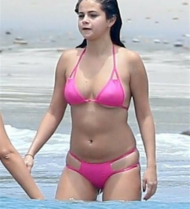 Selena Gomez nude #107577641