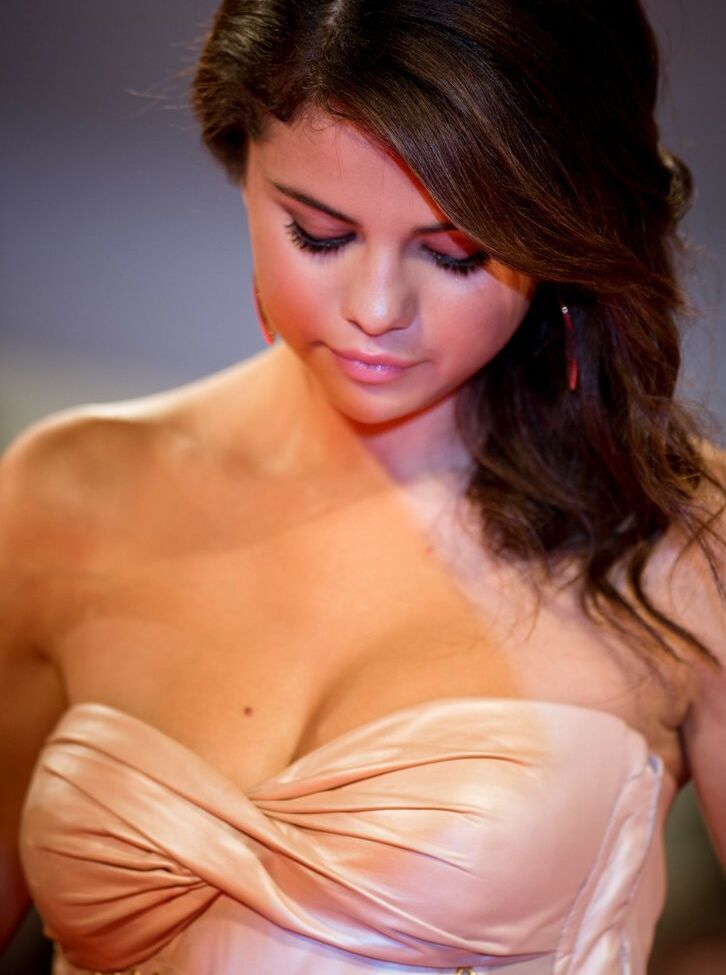Selena Gomez nude #107577739
