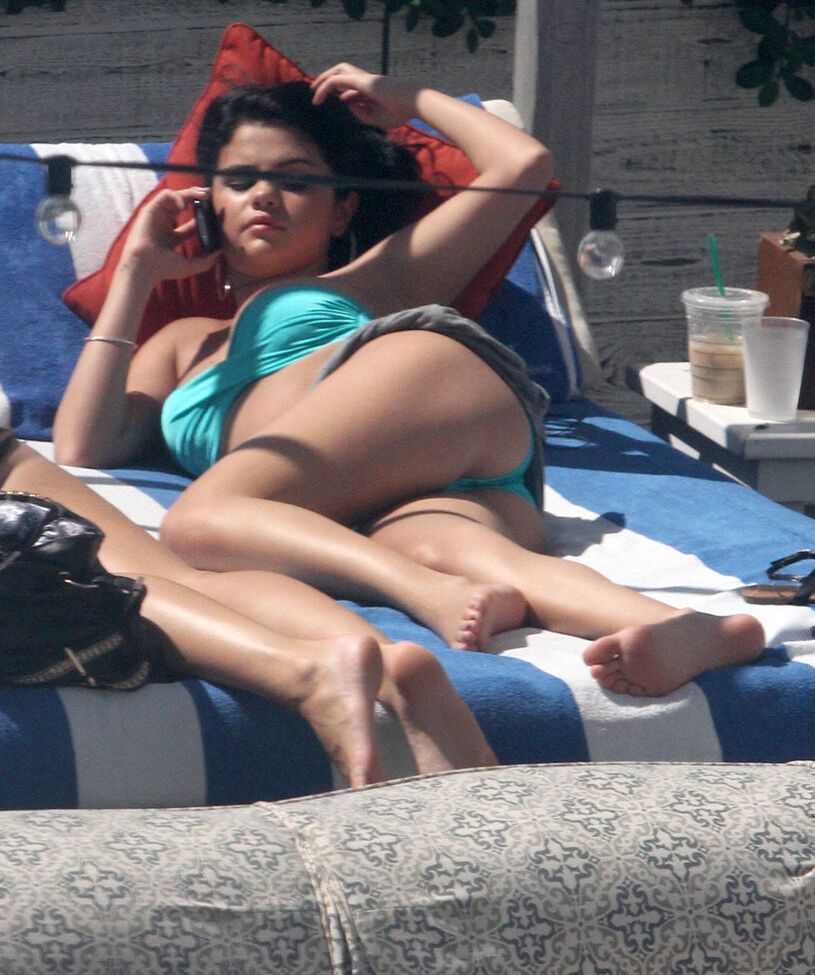 Selena Gomez nude #107577883