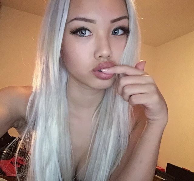 Chica asiática carga 4
 #105190478