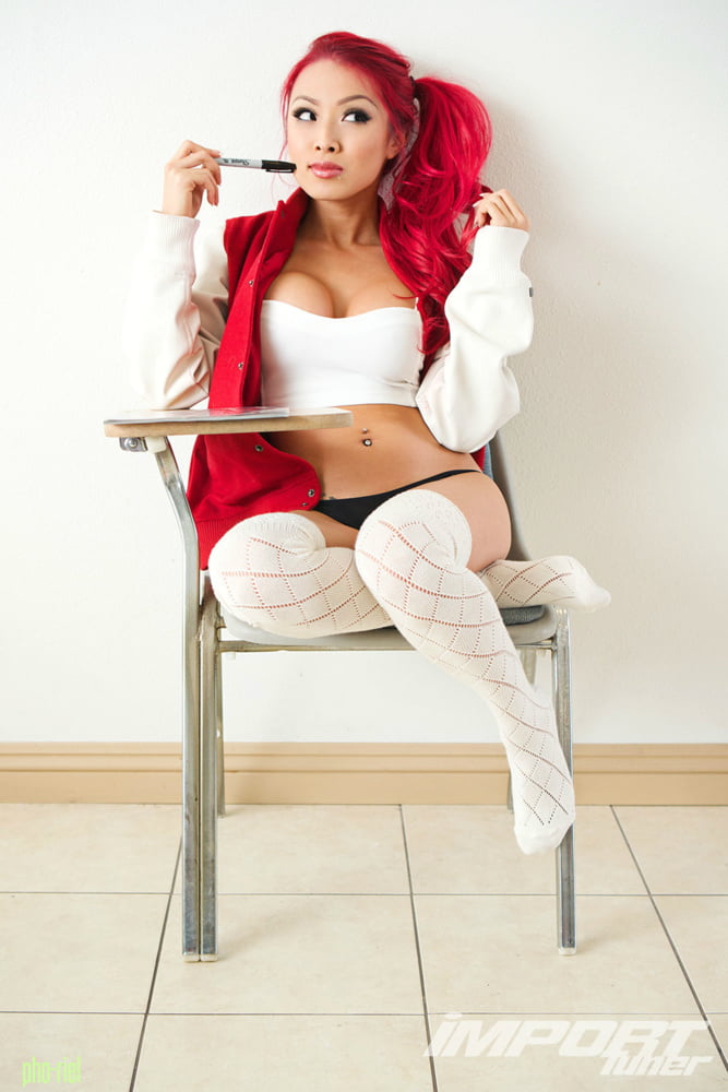 Chica asiática carga 4
 #105190513