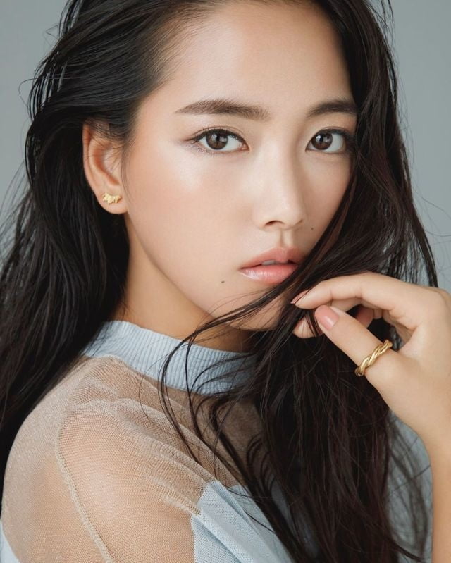 Chica asiática carga 4
 #105190521