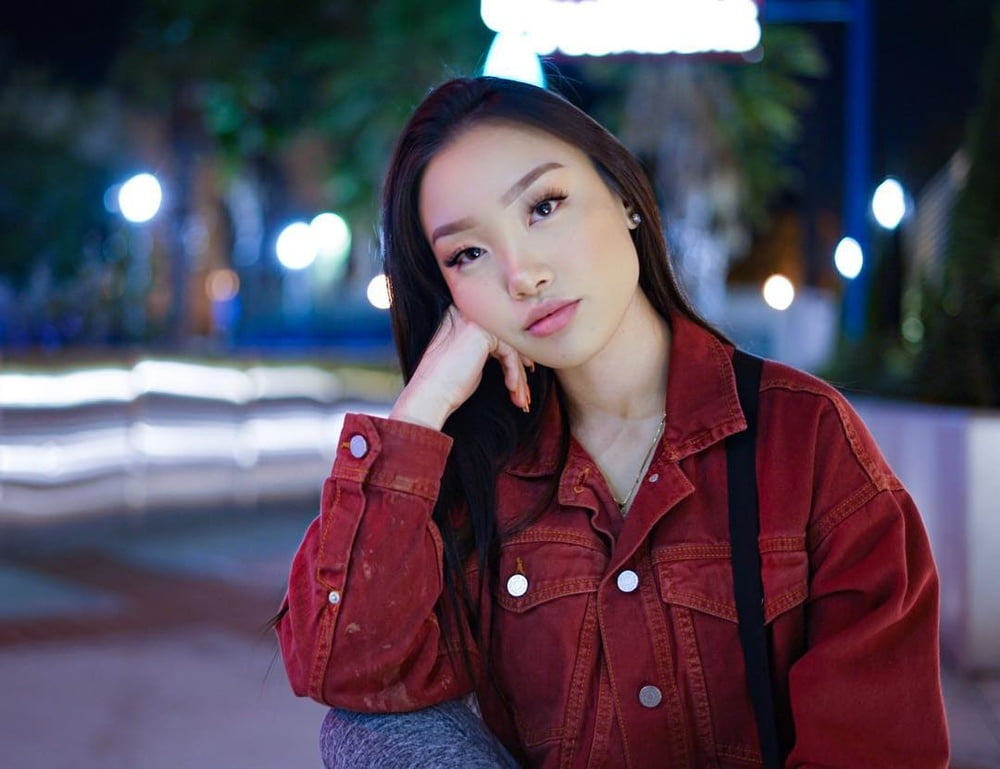 Chica asiática carga 4
 #105190761