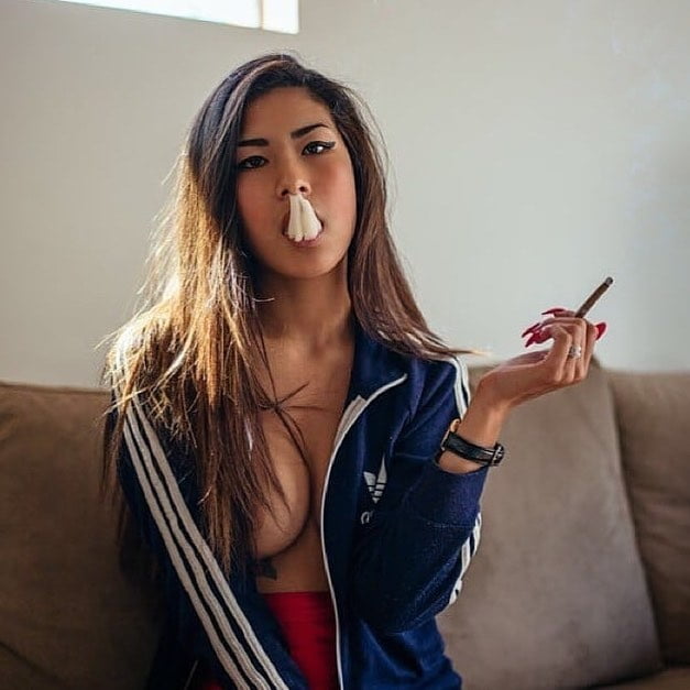 Chica asiática carga 4
 #105190791