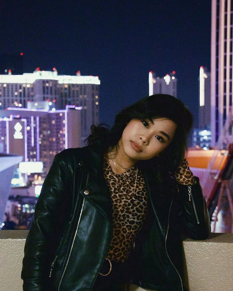 Chica asiática carga 4
 #105190799