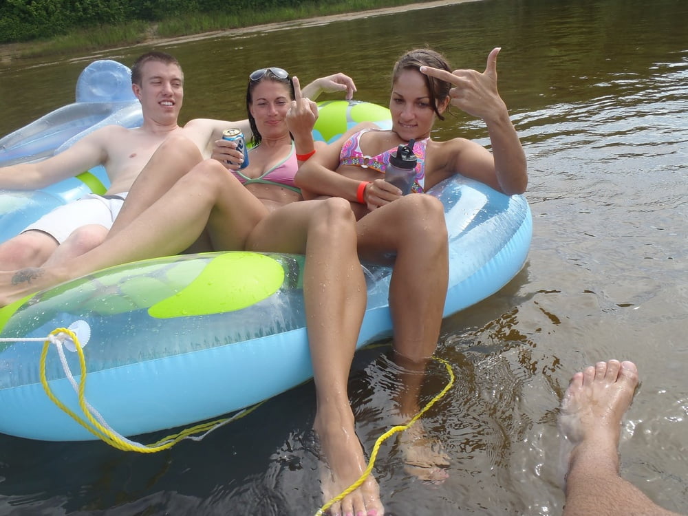 休暇中のセクシーな女性たち
 #103180303