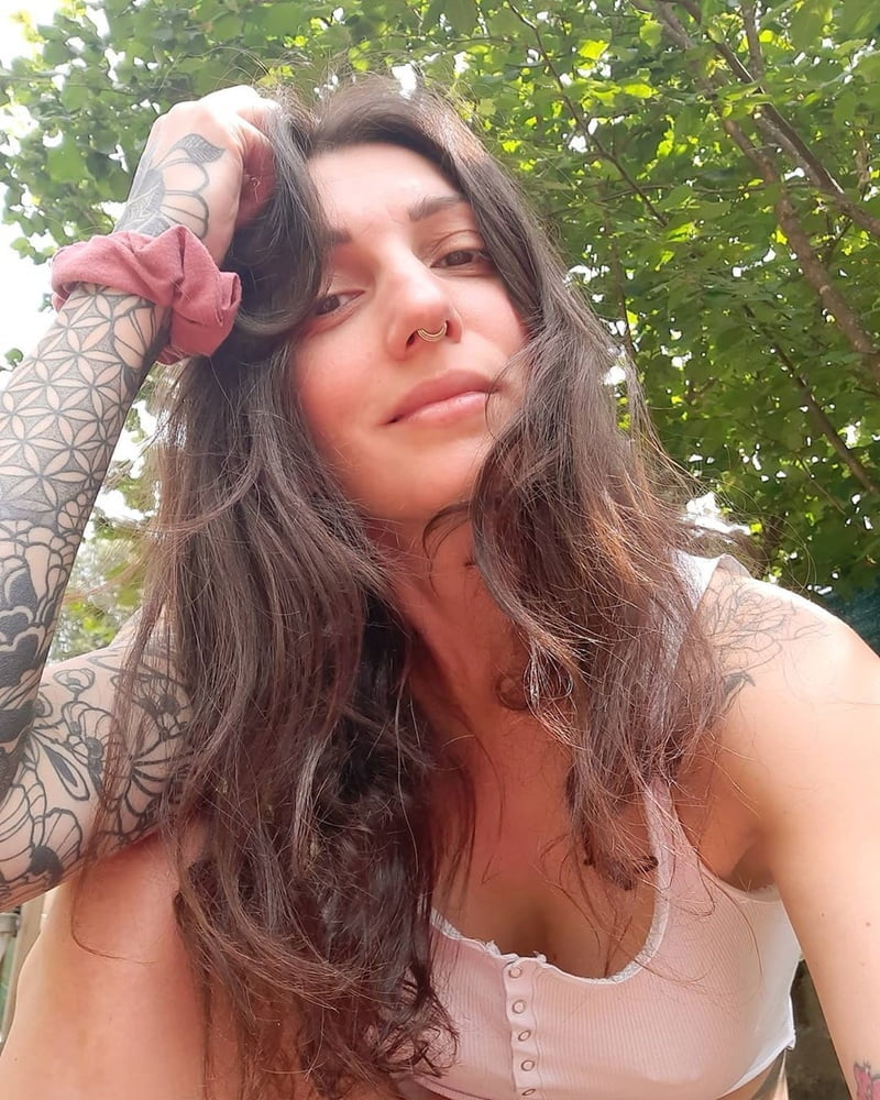 Vanessa pute tatouée française
 #80408356