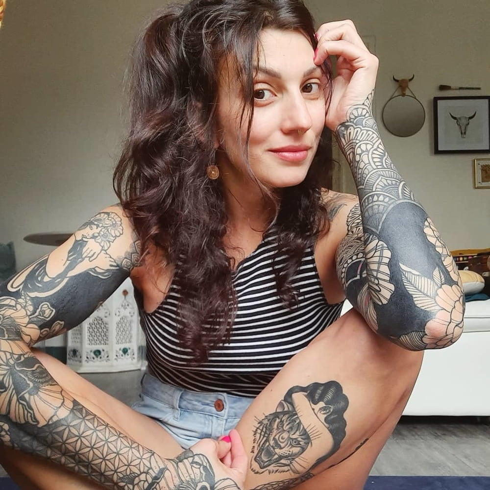 Vanessa pute tatouée française
 #80408359