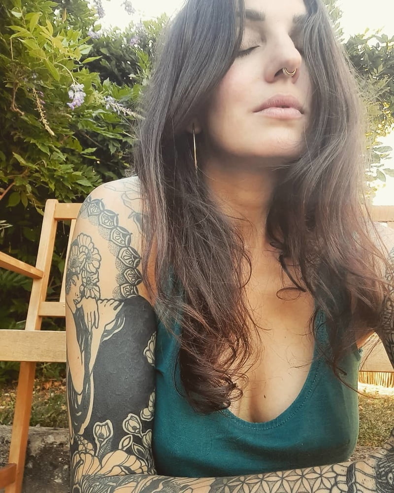 Vanessa pute tatouée française
 #80408362