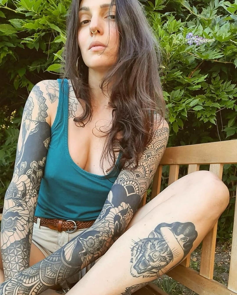 Vanessa pute tatouée française
 #80408365