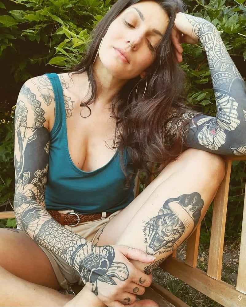 Vanessa pute tatouée française
 #80408368