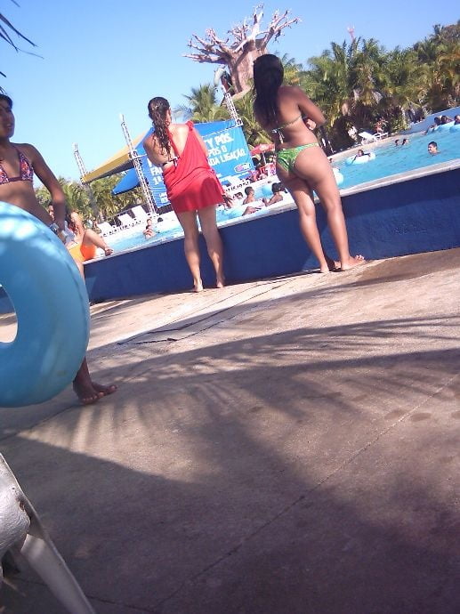 Morena de biquine verde na piscina
 #90649753