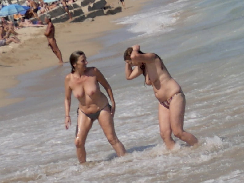 Pechugonas en topless en la playa 16
 #90693022