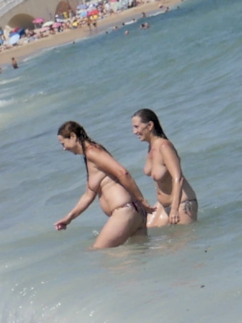 Pechugonas en topless en la playa 16
 #90693025