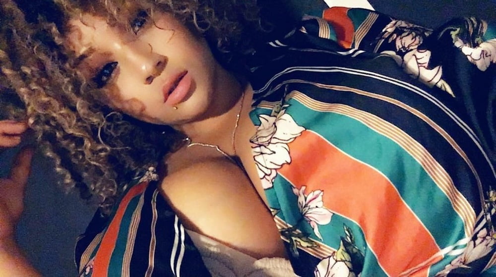 Pelo rizado latina
 #105465776