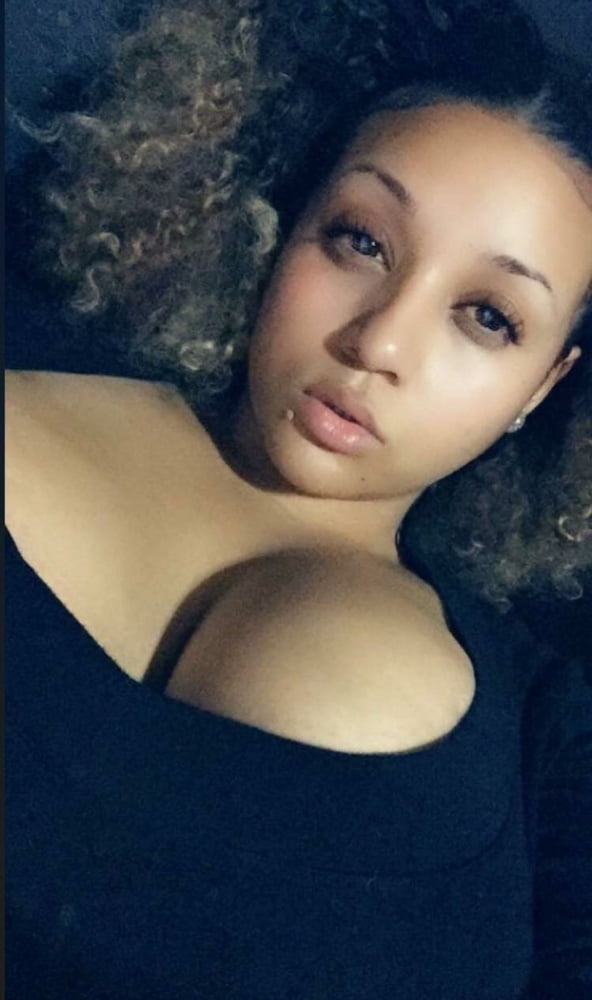 Pelo rizado latina
 #105465787