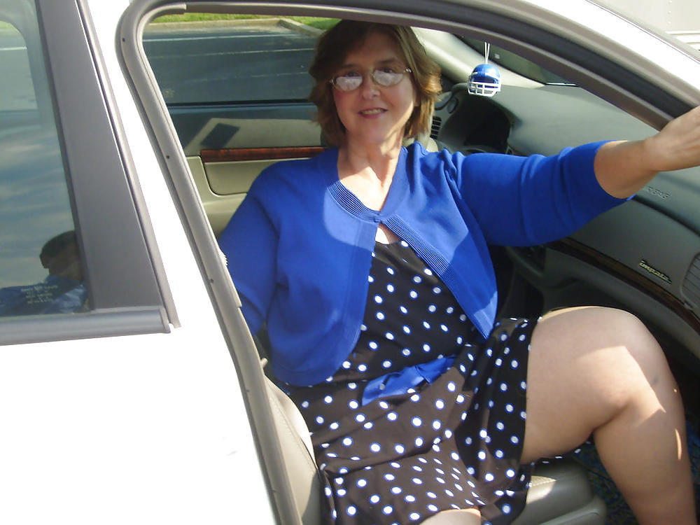 Dicke Oma mit Strumpfhosen in ihrem Van
 #92730196