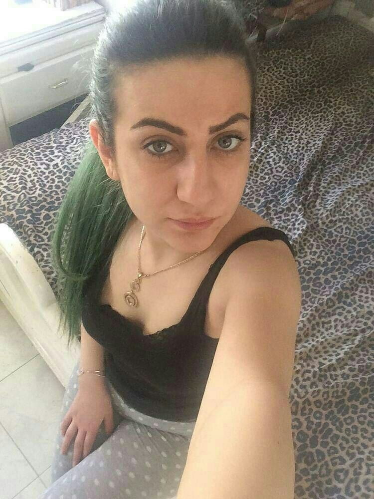 Bella ragazza iraniana che prende selfies nudo
 #90274941