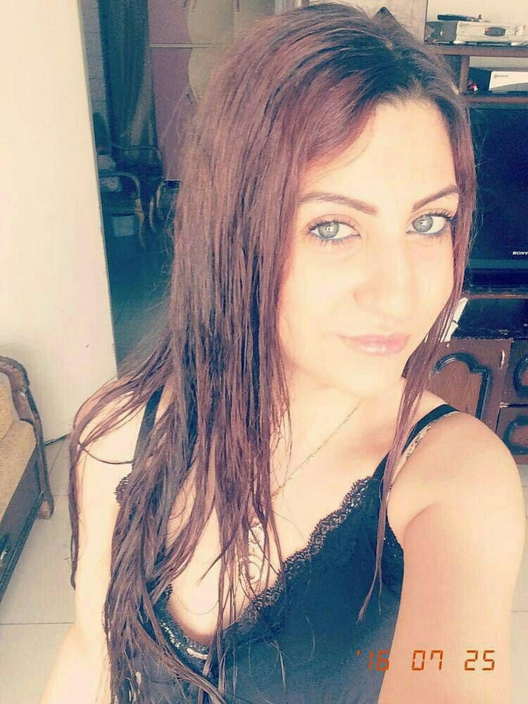 Bella ragazza iraniana che prende selfies nudo
 #90274943