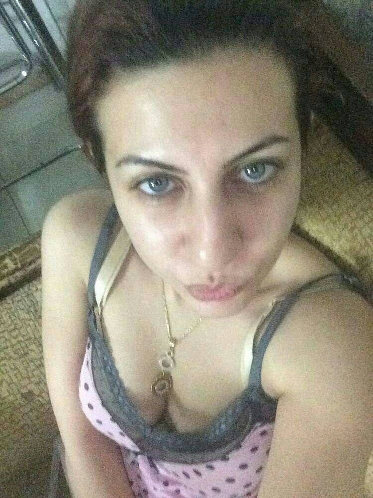Bella ragazza iraniana che prende selfies nudo
 #90274947