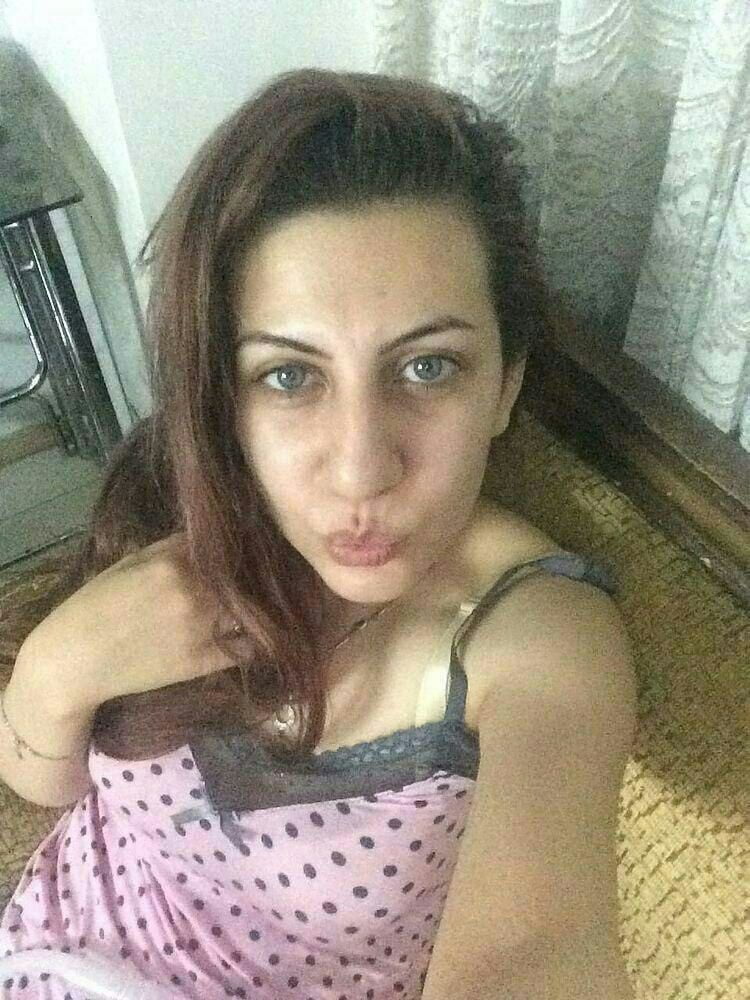 Bella ragazza iraniana che prende selfies nudo
 #90274949