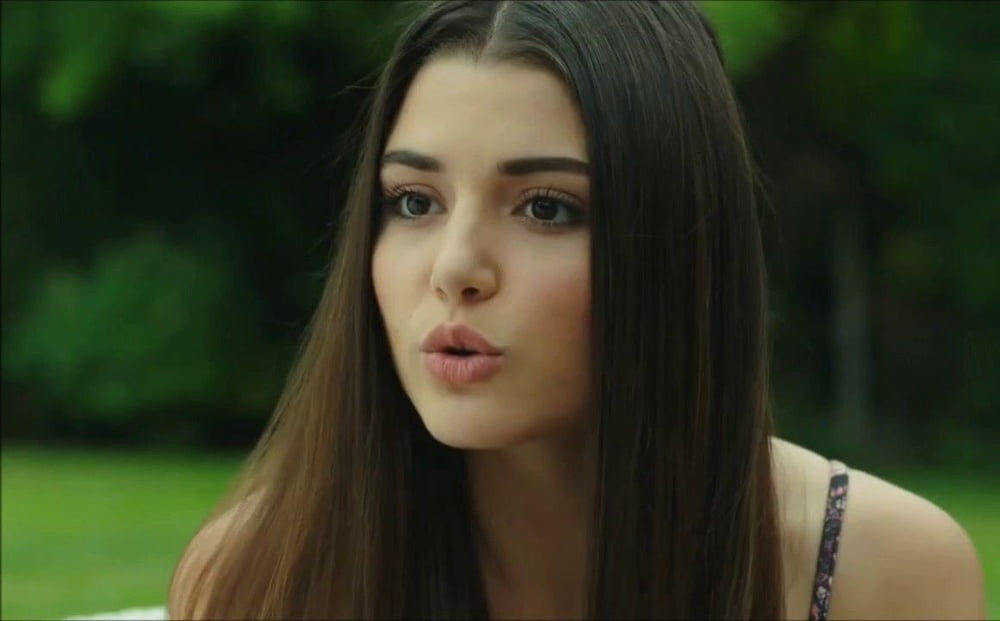 Hande Ercel #104607647