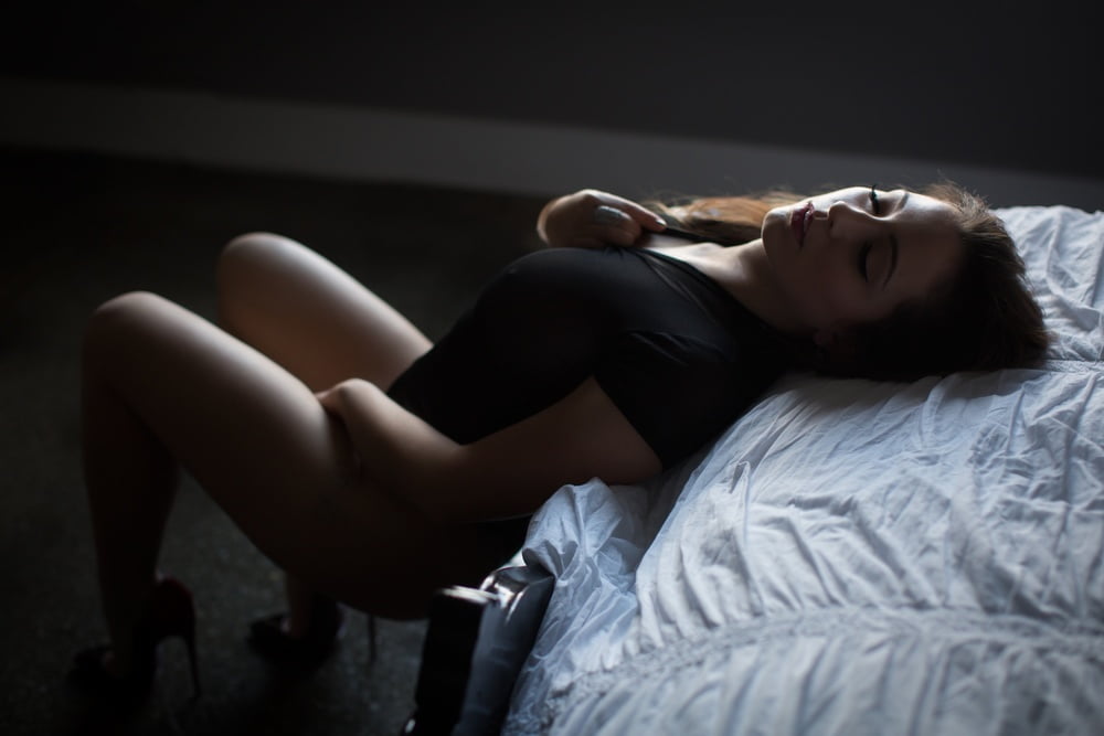 Rumano sexy modelo maduro lencería boudoir sesión de fotos
 #94931680