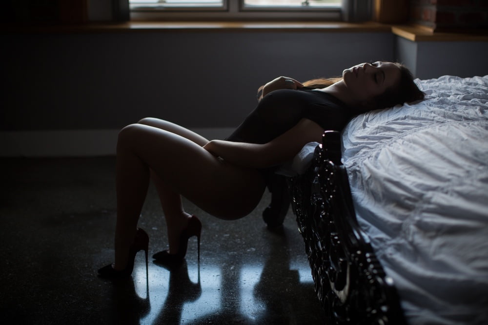 Rumano sexy modelo maduro lencería boudoir sesión de fotos
 #94931682
