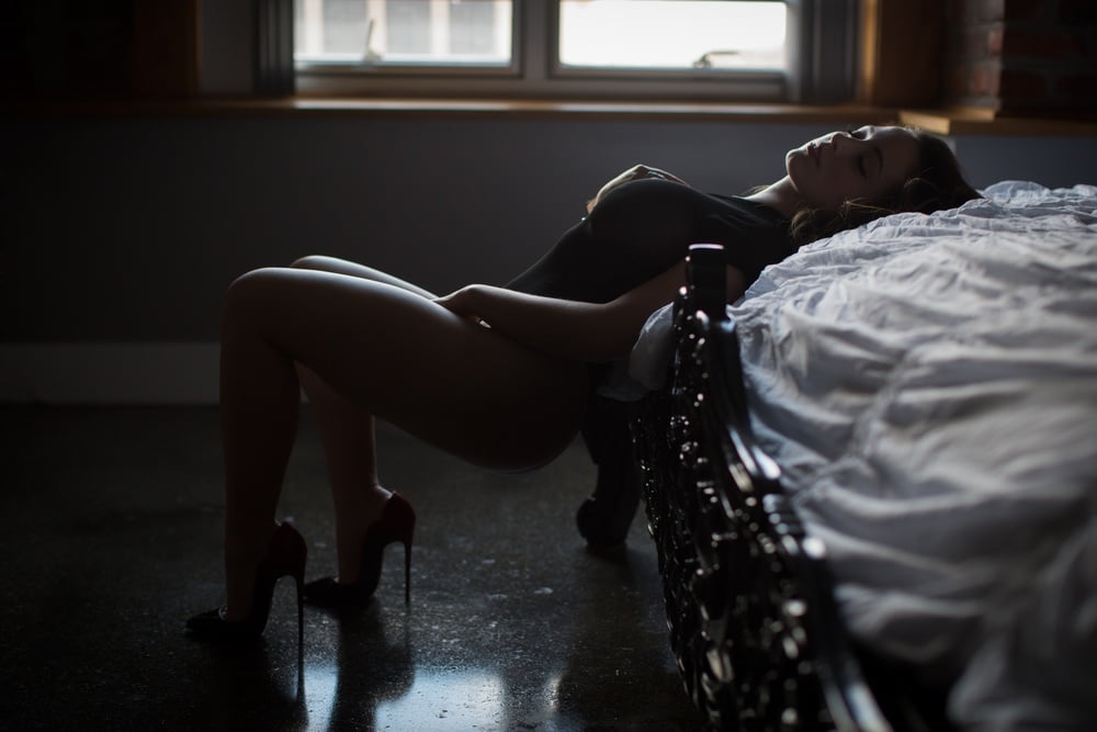 Rumano sexy modelo maduro lencería boudoir sesión de fotos
 #94931684