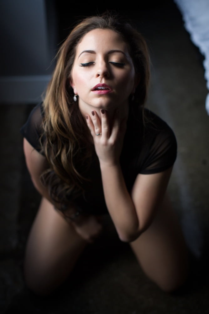 Rumano sexy modelo maduro lencería boudoir sesión de fotos
 #94931696