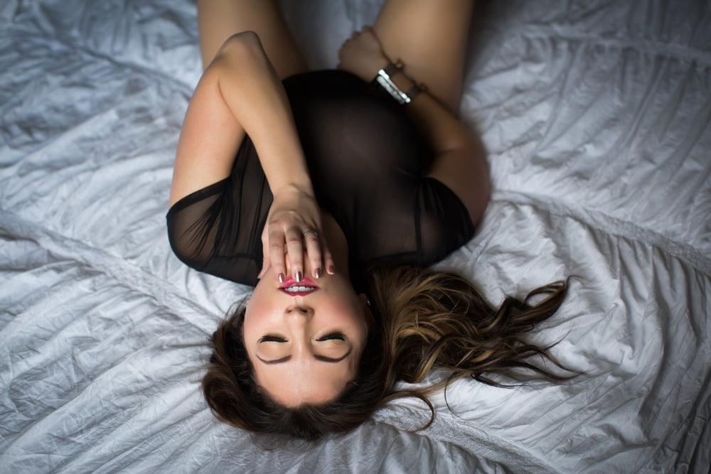 Rumano sexy modelo maduro lencería boudoir sesión de fotos
 #94931760