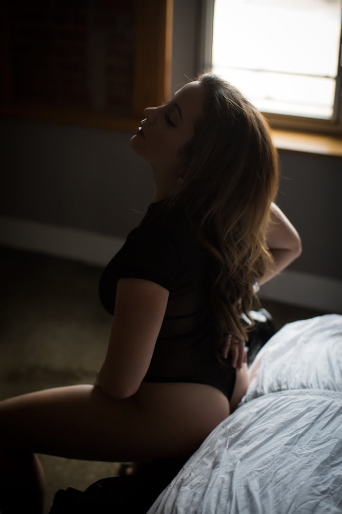 Rumano sexy modelo maduro lencería boudoir sesión de fotos
 #94931769