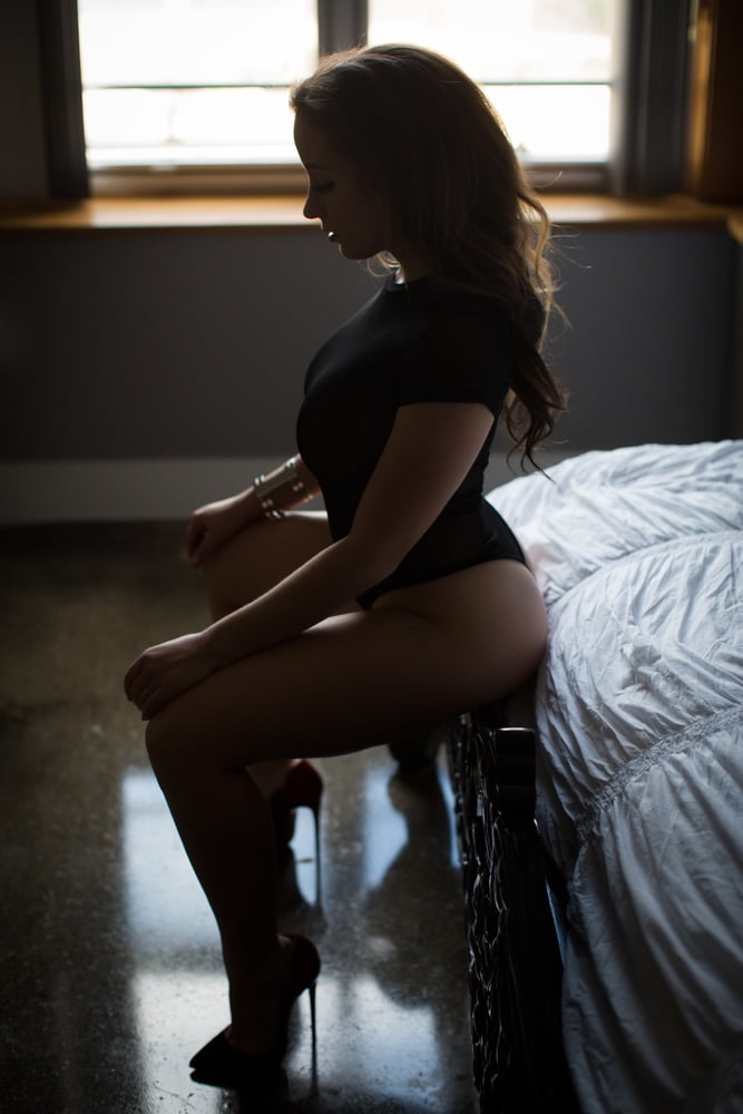 Rumano sexy modelo maduro lencería boudoir sesión de fotos
 #94931773