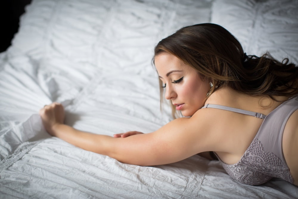 Rumano sexy modelo maduro lencería boudoir sesión de fotos
 #94931853