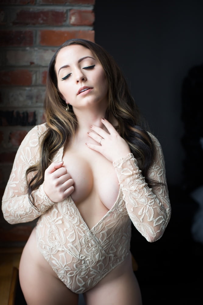 Rumano sexy modelo maduro lencería boudoir sesión de fotos
 #94931914