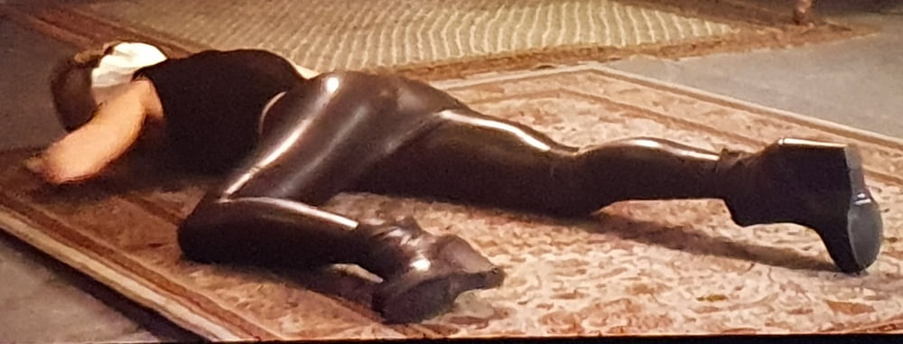 レベッカ・ローミン、革製のタイトなスキニーパンツでセクシーに登場
 #99805495