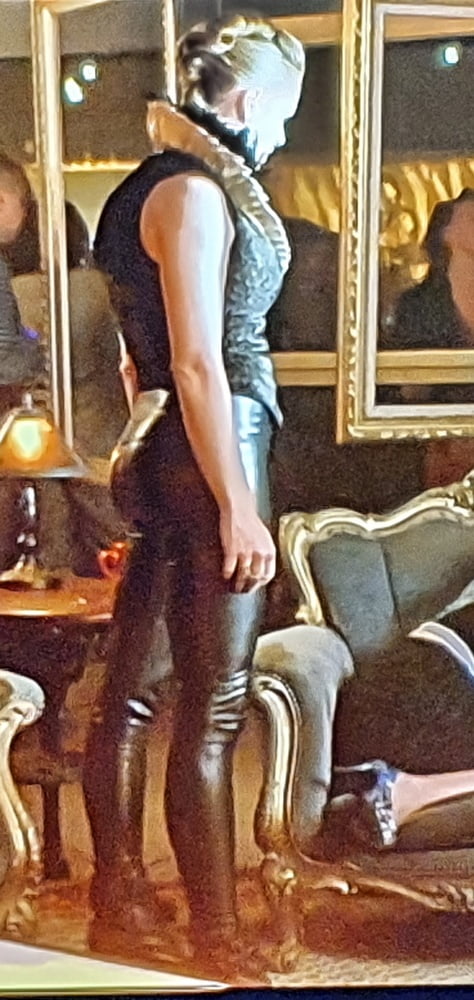 Rebecca romijn sexy dans un pantalon skinny en cuir serré
 #99805498