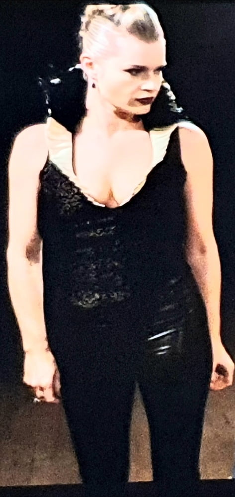レベッカ・ローミン、革製のタイトなスキニーパンツでセクシーに登場
 #99805515