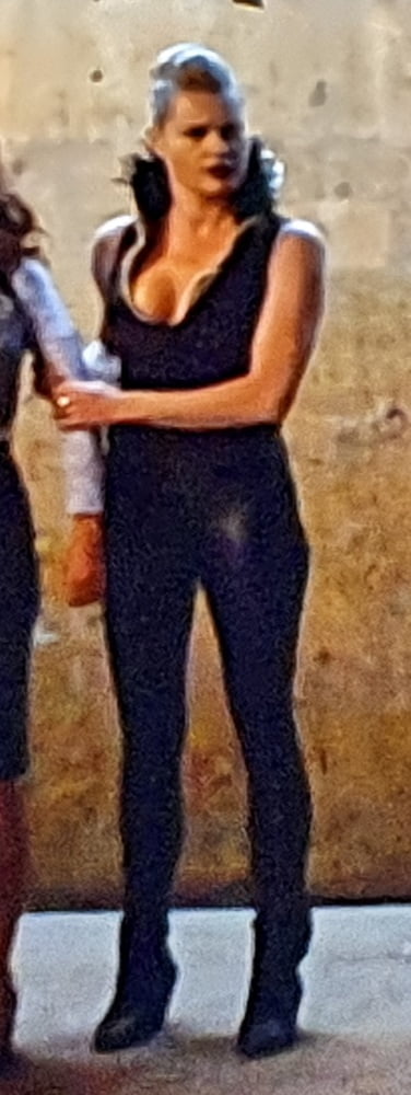 Rebecca Romijn sexy in tight leather skinny pants #99805517