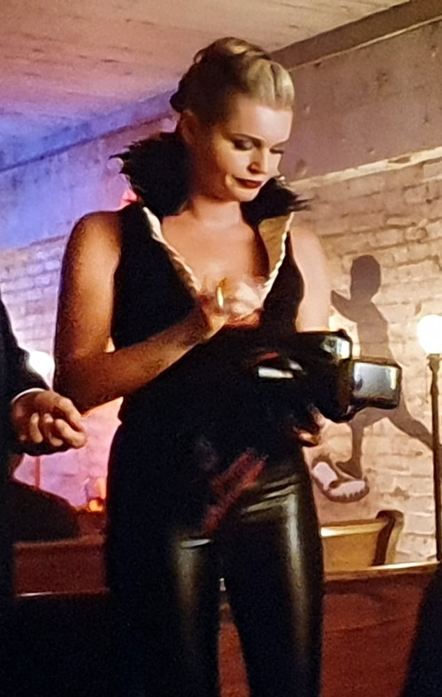 Rebecca romijn sexy dans un pantalon skinny en cuir serré
 #99805522