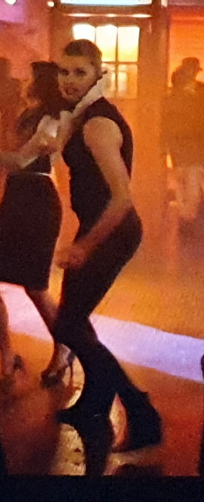 Rebecca romijn sexy dans un pantalon skinny en cuir serré
 #99805523