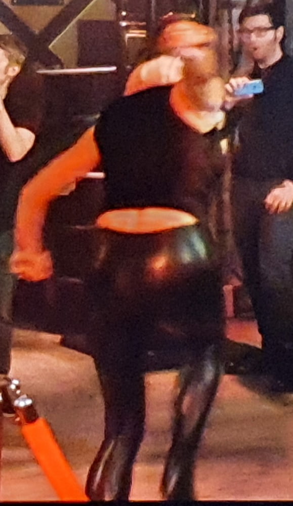 Rebecca romijn sexy in pantaloni stretti di pelle skinny
 #99805533