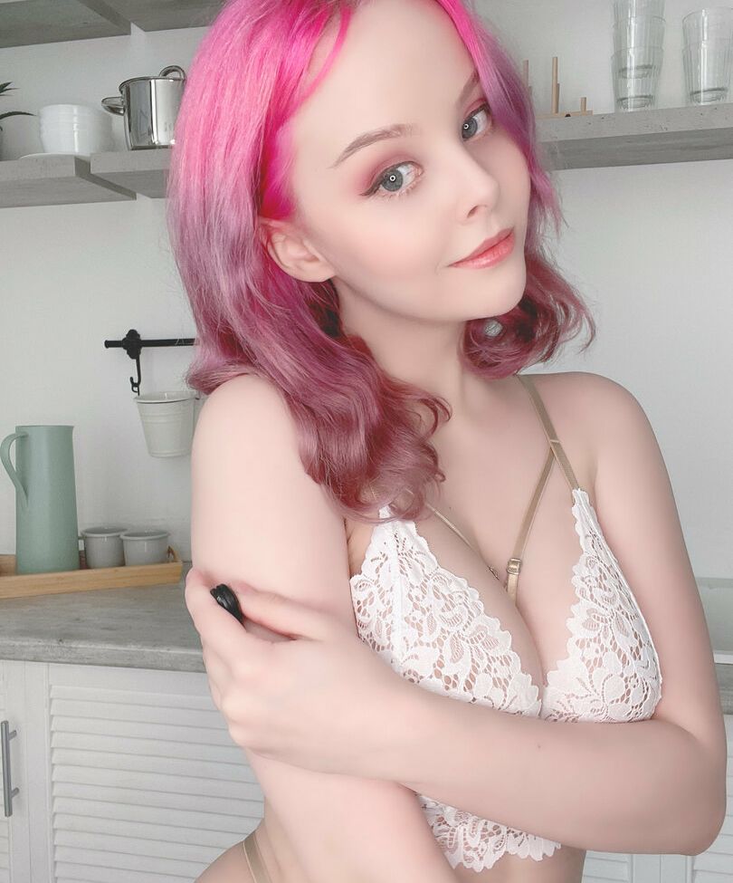 Disharmonica desnuda #107561906