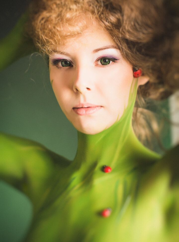 Disharmonica desnuda #107562410