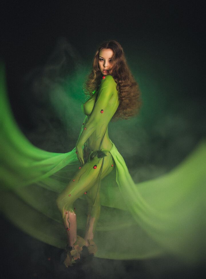 Disharmonica desnuda #107562418