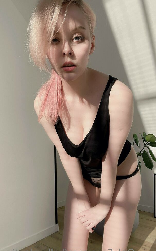 Disharmonica desnuda #107562716