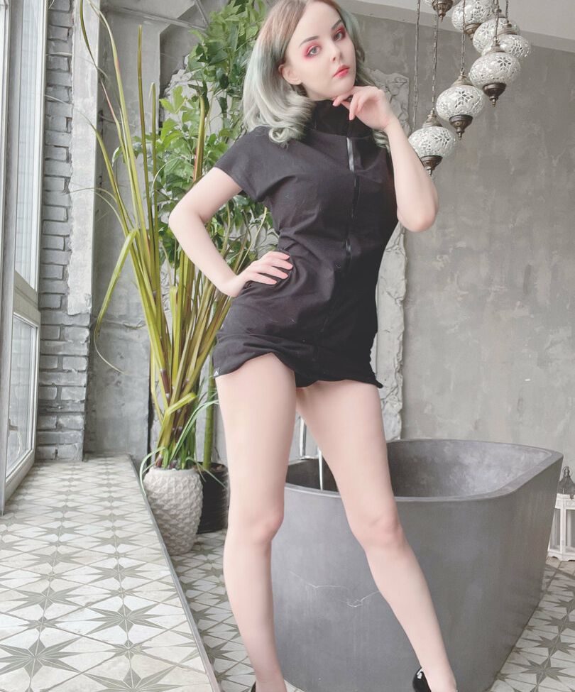 Disharmonica desnuda #107563715