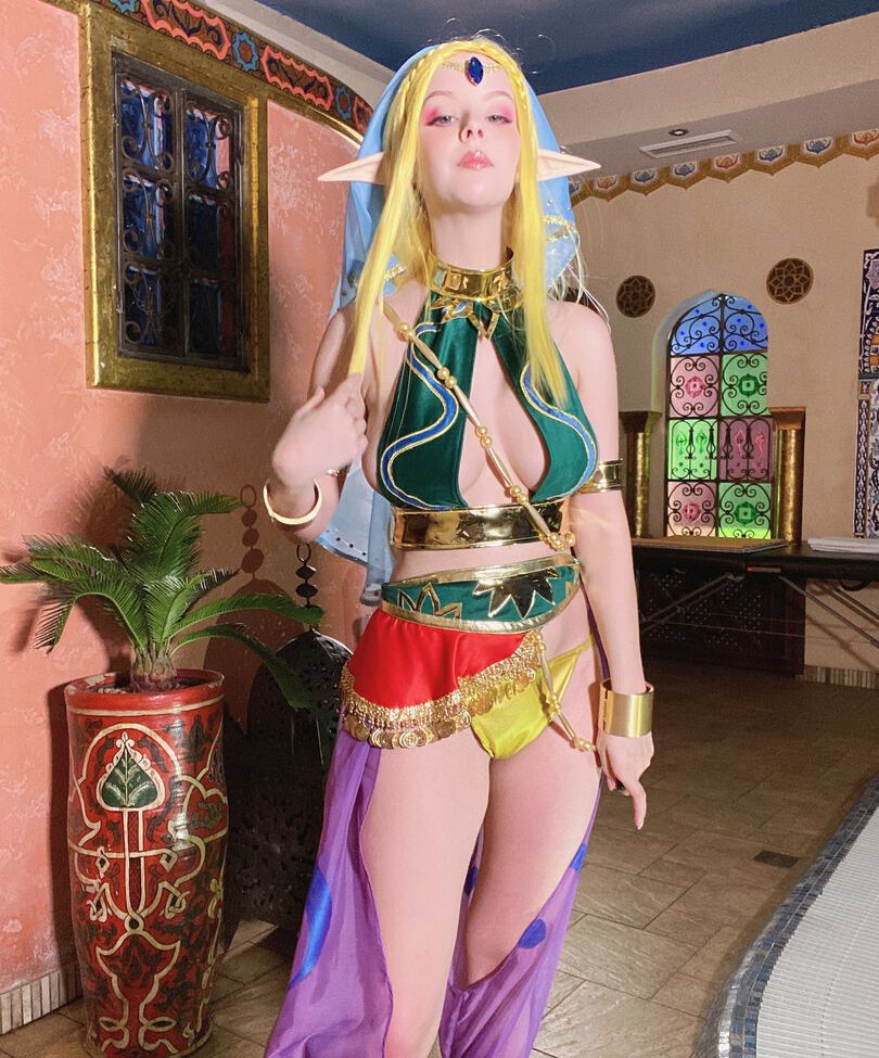 Disharmonica desnuda #107563884