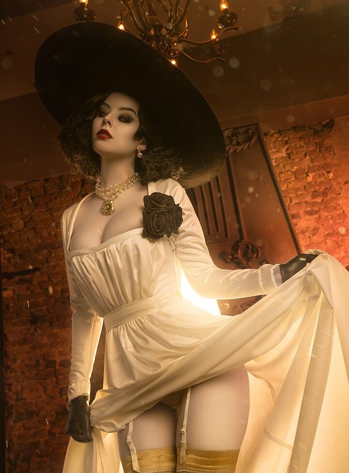 Disharmonica desnuda #107564736